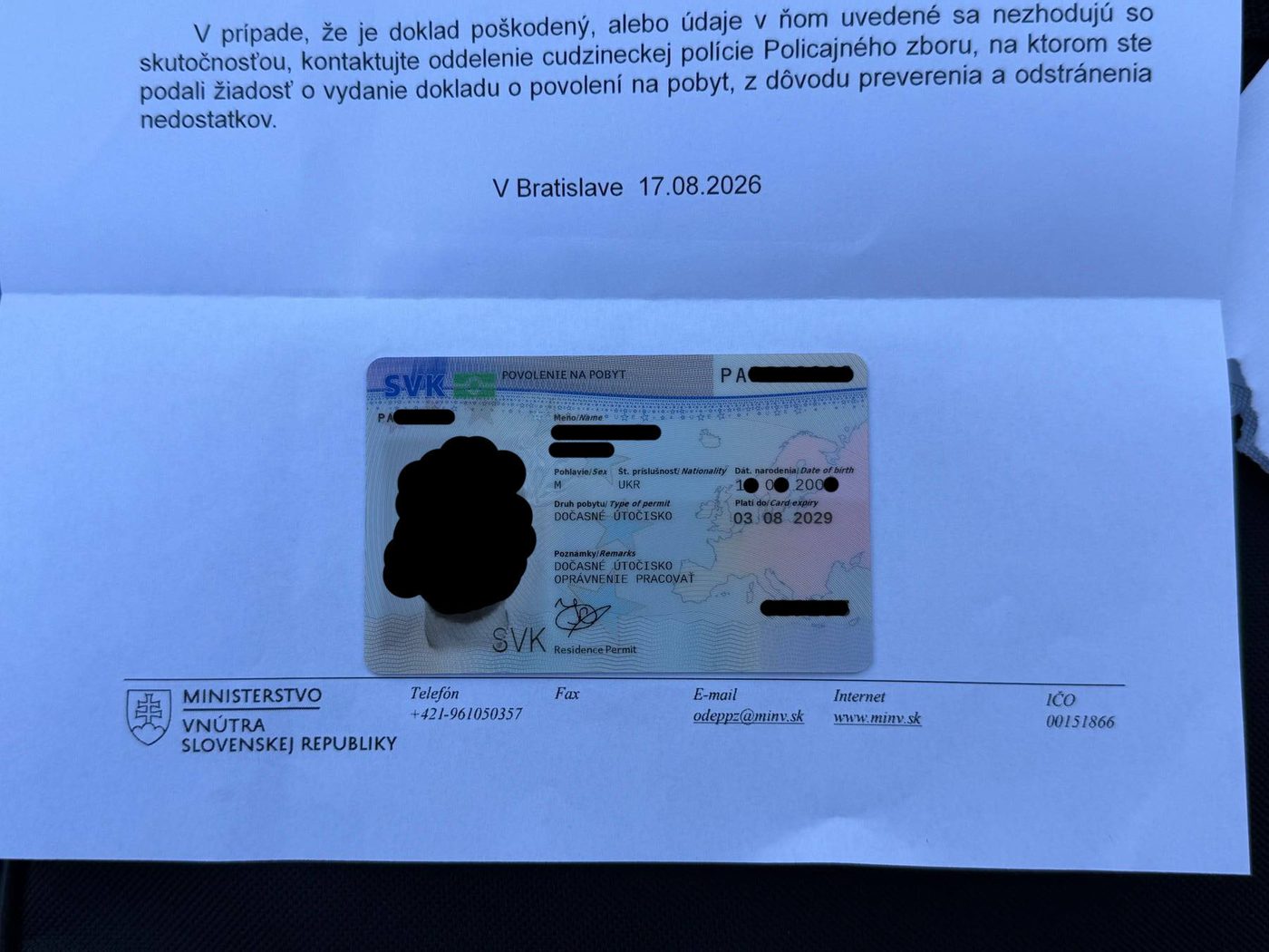Лист із карткою POVOLENIE NA POBYT з позначкою DOČASNÉ ÚTOČISKO, особисті дані приховано